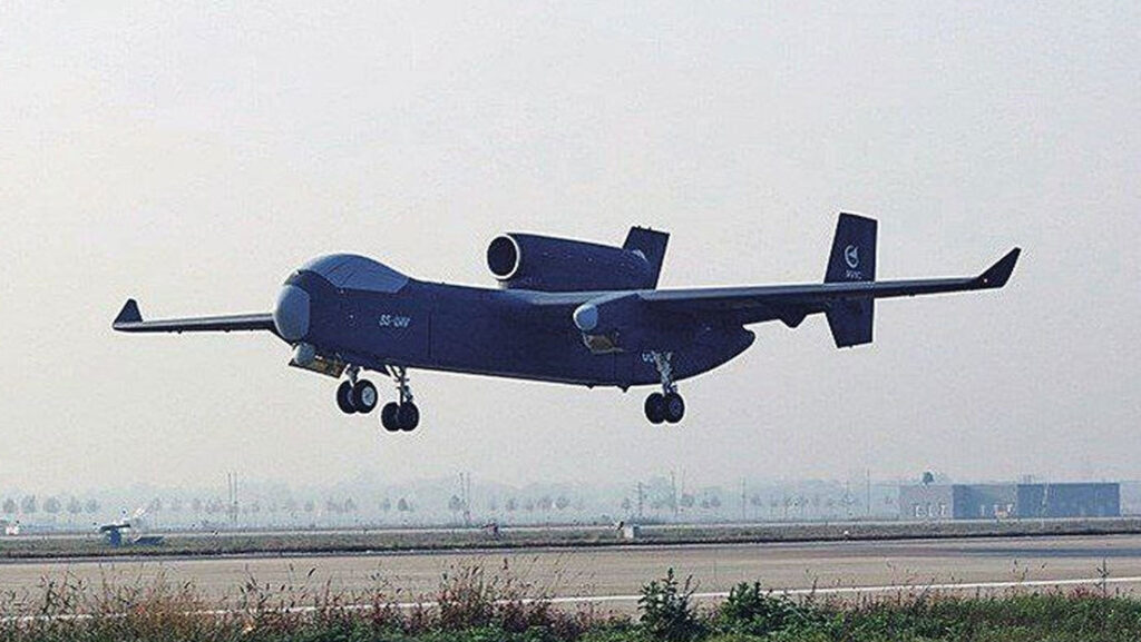 China hace volar por primera vez una enorme aeronave capaz de lanzar hasta 100 drones