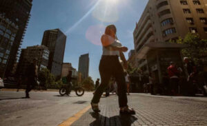 Declaran alerta roja en la capital de Chile por calor extremo