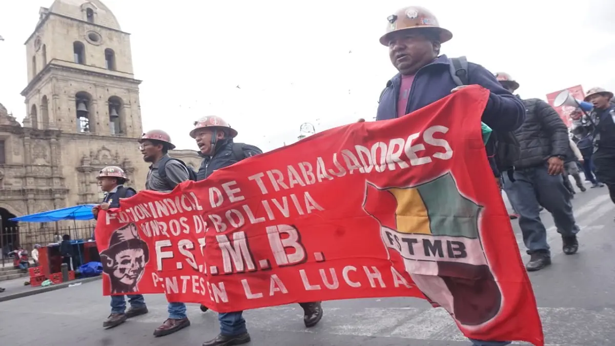 Bolivia: más sindicatos respaldan paro indefinido de la Central Obrera contra «Gasolinazo» de Paz
