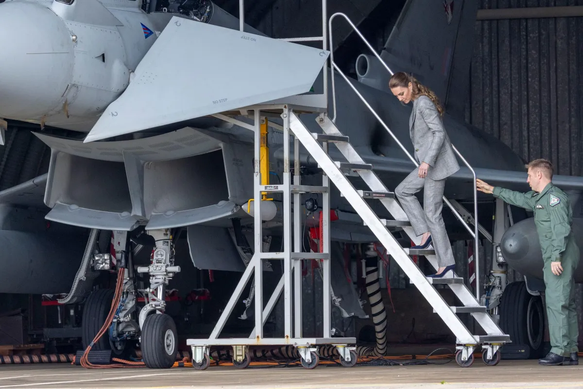 Kate Middleton sorprende al bajar de espaldas de un avión militar en tacones
