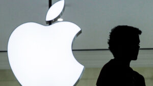 La Administración de Donald Trump protegerá a compañías como Apple ante el problema que representan los nuevos aranceles a los semiconductores chinos para sus costos de importación, al establecer que la aplicación efectiva de estas medidas por parte del Gobierno estadounidense se retrasará hasta 2027. Según un documento publicado en el Registro Federal de EE.UU., el arancel se hará efectivo el 23 de junio de 2027 y su porcentaje exacto se dará a conocer con un mes de anticipación. De acuerdo con un portal especializado en las operaciones de Apple, la decisión eliminaría el riesgo a corto plazo de un aumento en los costos de importación para el gigante tecnológico estadounidense. La compañía, aunque diseña sus procesadores A y M fabricados en Taiwán, depende de proveedores en China para muchos otros componentes, como chips de gestión de energía, controladores de pantalla y de conectividad. El mecanismo de tasa 0 % funciona como una demora que preserva el marco legal para futuros aumentos, reduce la fricción comercial inmediata y brinda claridad a empresas como Apple para sus decisiones de cadena de suministro a largo plazo, señala el portal. El momento es crucial para Apple, que continúa sus esfuerzos por diversificar la fabricación más allá de China. Anteriormente, la compañía enfrentó preocupaciones por los aranceles propuestos por Trump y sus costos multimillonarios.