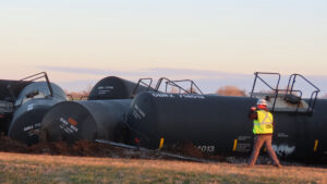 Se descarrila un tren con sustancias tóxicas y confinan a toda una ciudad