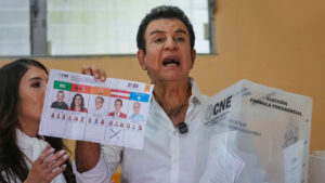 En medio de un tenso clima poselectoral en Honduras, el excandidato a presidente Salvador Nasralla endureció su discurso y denunció que opera un "sistema corrupto" que habría permitido la manipulación de actas electorales con cientos de votos agregados a favor del Partido Nacional, para dar como ganador a Nasry Asfura. El postulante del Partido Libre afirmó desde su cuenta de la red social X que existen "miles de actas infladas" y calificó a los responsables dentro del Consejo Nacional Electoral (CNE) como "ladrones de oficio". Nasralla también apuntó directamente contra las misiones de observación internacional. Sostuvo que ni la Unión Europea ni la Organización de los Estados Americanos (OEA) "vieron nada" de las presuntas irregularidades, cuestionando su rol y sugiriendo que su presencia no garantizó transparencia. El mensaje sumó presión sobre un proceso que ya venía cargado de impugnaciones y desconfianza. Mientras crece la polémica, el consejero del CNE Marlon Ochoa denunció presuntas alteraciones de documentos y advirtió que no avalará una declaratoria que no garantice certeza electoral. Incluso solicitó una prórroga excepcional del plazo legal para la declaratoria final —que vence este martes—, citando actas pendientes de revisión, según publicó El Heraldo. En contraste, las consejeras Ana Paola Hall y Cossette López acusaron este lunes intentos deliberados de obstaculizar el escrutinio, alertando que hay sectores que buscan prolongar la incertidumbre. El CNE ya proclamó a Nasry 'Tito' Asfura como presidente electo con el 40,27 % de lo votos, apenas 0,74 puntos por encima de Nasralla, pero la disputa política y las denuncias del excandidato mantienen encendida la crisis poselectoral.
