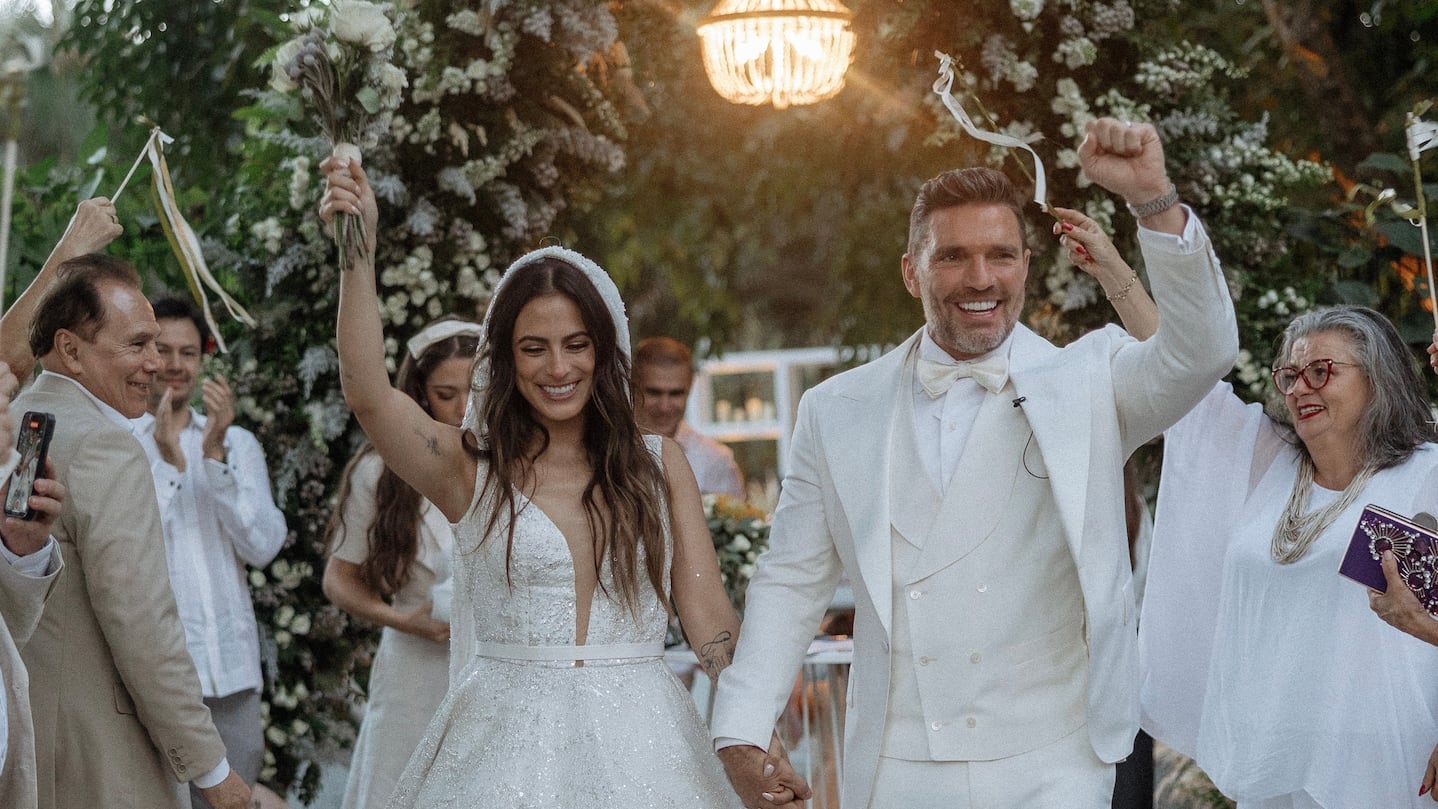 Julián Gil y Valeria Marín celebran su primer año de casados