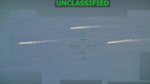 El Gobierno de EE.UU. informó que realizó tres nuevos ataques "cinéticos" el martes contra tres embarcaciones presuntamente vinculadas al narcotráfico. Las embarcaciones, detalló el Comando Sur, eran operadas por organizaciones calificadas como "terroristas" por EE.UU. en "aguas internacionales", aunque, como en ataques anteriores, no dio precisiones del lugar exacto en donde se llevó a cabo la acción. https://x.com/Southcom/status/2006474817076330557?s=20 El agresión se realizó bajo la dirección del secretario de Guerra, Pete Hegseth. "La inteligencia confirmó que las embarcaciones transitaban por rutas conocidas de narcotráfico y que habían transferido narcóticos entre las tres embarcaciones antes de los ataques". Muerte y salto De acuerdo con el Comando Sur, en el ataque, murieron al menos tres supuestos "narcoterroristas" que se encontraban a bordo de la primera embarcación. Las personas que se iban a bordo de las otras dos embarcaciones, saltaron por la borda y se alejaron, antes de que los navíos se hundieran. Tras ello, se activó la búsqueda. En total serían ocho las personas que abandonaron las embarcaciones, según informó un funcionario estadounidense al periodista Idrees Ali, de Reuters, que precisó que el ataque habría ocurrido en el Pacífico. En las labores de búsqueda está trabajando la Guardia Costera, con embarcaciones en la zona, y, además, se ha desplegado un avión C-130. Venezuela bajo el asedio de EE.UU. Caracas se ha enfrentado a múltiples agresiones estadounidenses en los últimos meses, incluyendo la reciente incautación de buques cargados de petróleo para su exportación. Desde agosto pasado, EE.UU. mantiene el mayor despliegue militar de las últimas décadas en las aguas del Caribe, con presencia sostenida de activos navales y aéreos. En un primer momento, Washington justificó esta operación bajo el argumento del supuesto combate al narcotráfico, responsabilizando, sin presentar pruebas, al Gobierno del presidente venezolano, Nicolás Maduro, de contribuir a ese delito. Con el paso de los meses, la narrativa oficial de Washington ha experimentado un giro previsible. Tal como había denunciado el Gobierno venezolano, el supuesto foco en el narcotráfico ha dado paso a un discurso abiertamente centrado en el control y la apropiación ilegal de los recursos energéticos del país suramericano, en un contexto de creciente presión económica y amenazas de uso de la fuerza. En las últimas semanas, EE.UU. ha incautado al menos dos buques petroleros, en un acto tildado por Caracas de "robo" y piratería". La operación militar estadounidense también ha tenido consecuencias letales. Más de 100 personas han muerto como resultado de más de una veintena de bombardeos contra pequeñas embarcaciones en aguas del Caribe y el Pacífico, sin que EE.UU. haya demostrado públicamente la vinculación de estas con actividades ilícitas. El pasado 23 de diciembre, el Consejo de Seguridad de la Organización de las Naciones Unidas (ONU) celebró una reunión de emergencia, tras la petición de Venezuela, que ha denunciado la escalada de agresiones de EE.UU. en su contra. El representante permanente de Caracas ante la ONU, Samuel Moncada, denunció que las acciones de EE.UU. representan "la recolonización de Venezuela, la reconquista de todo el continente". "Estamos ante la masiva violación de todo el derecho internacional y una moral e indecorosa propuesta que nosotros no podemos aceptar", precisó. La posición venezolana fue respaldada abiertamente por Rusia, cuyo representante permanente ante la ONU, Vasili Nebenzia, advirtió que Moscú tiene "todos los motivos para creer que lo que en la actualidad está haciendo EE.UU. contra Venezuela no es una acción puntual: se trata de una intervención que podría convertirse en un modelo para futuras acciones militares contra otros Estados latinoamericanos". Además, China, Colombia, Brasil, México, Nicaragua y Cuba manifestaron su apoyo a Caracas.