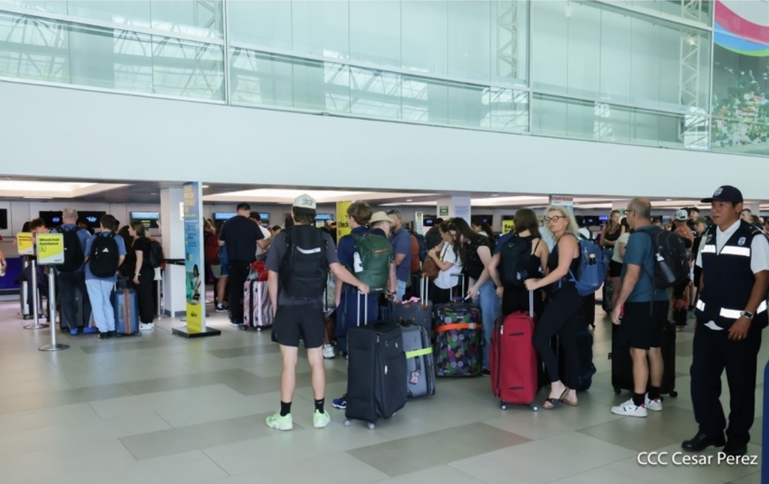 Llega tercer vuelo chárter y turistas que retornan a Canadá destacan la gran experiencia en Nicaragua