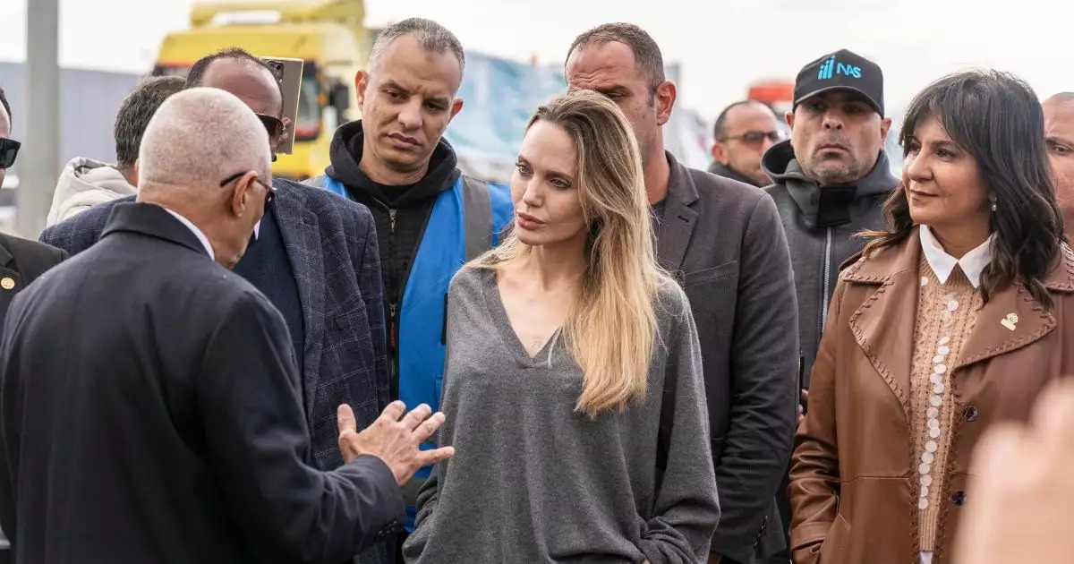 Angelina Jolie visita el paso de Rafah para expresar su apoyo a la población de Gaza