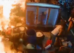 Incendio en tramo del Mercado Israel Lewites deja a una comerciante con graves quemaduras