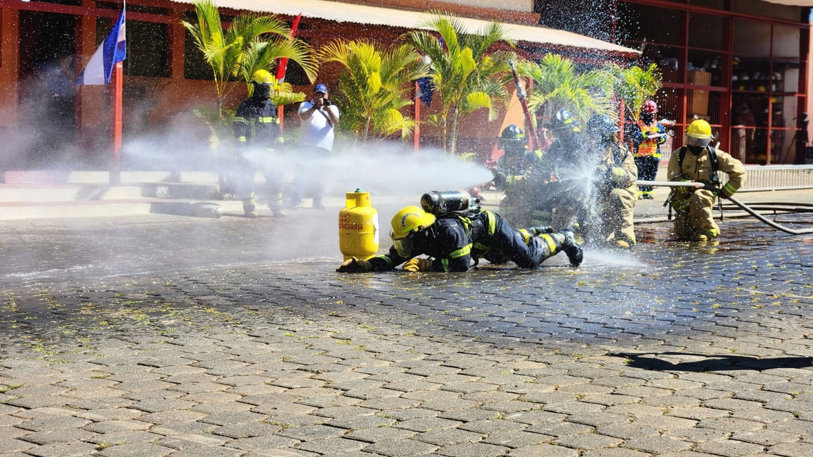Bomberos demuestran destrezas en ejercicio de atención a fugas de gas licuado