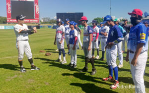 Integrantes del equipo Yomiuri Giants inician sesión de trabajo con peloteros de Nicaragua