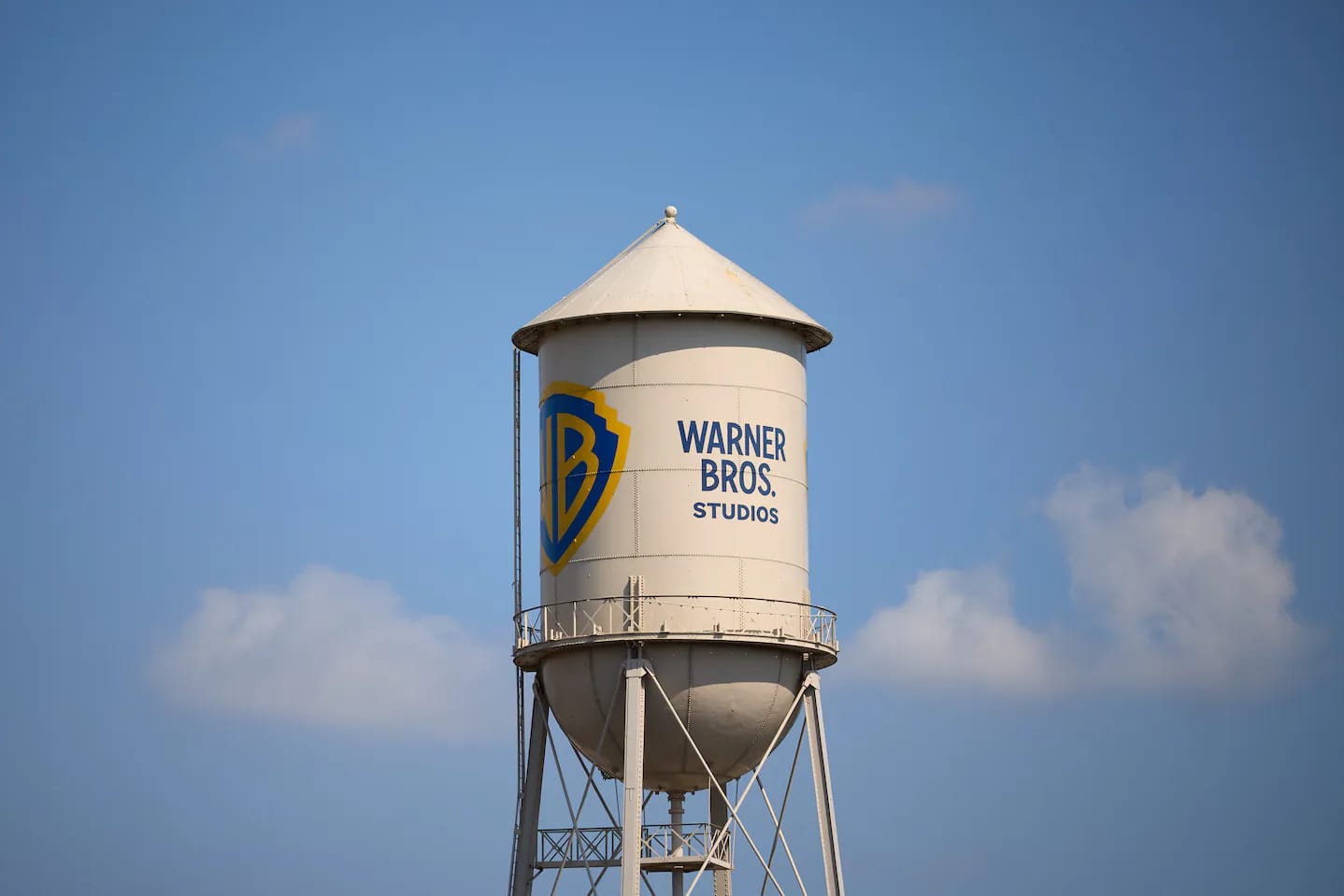 Warner Bros rechaza oferta de Paramount y sigue apostando a Netflix