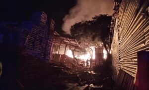Incendio en Managua deja reducido a cenizas negocio de polines