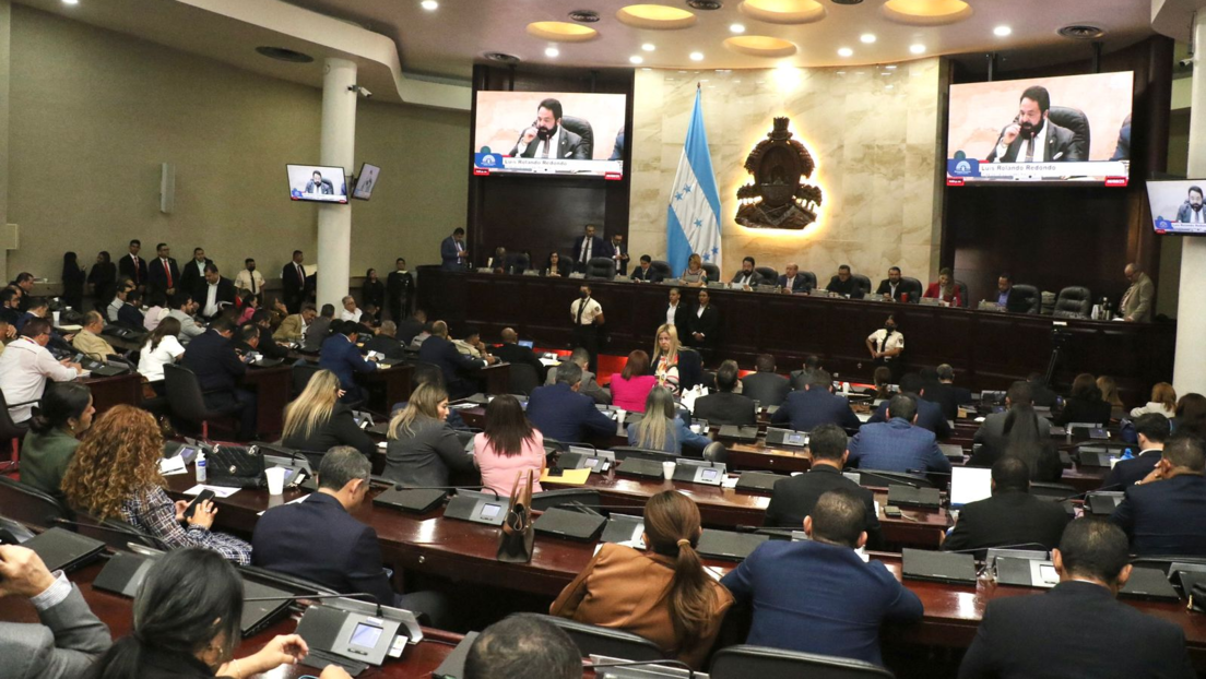 Xiomara Castro sanciona el decreto que impone el recuento “voto por voto” en Honduras