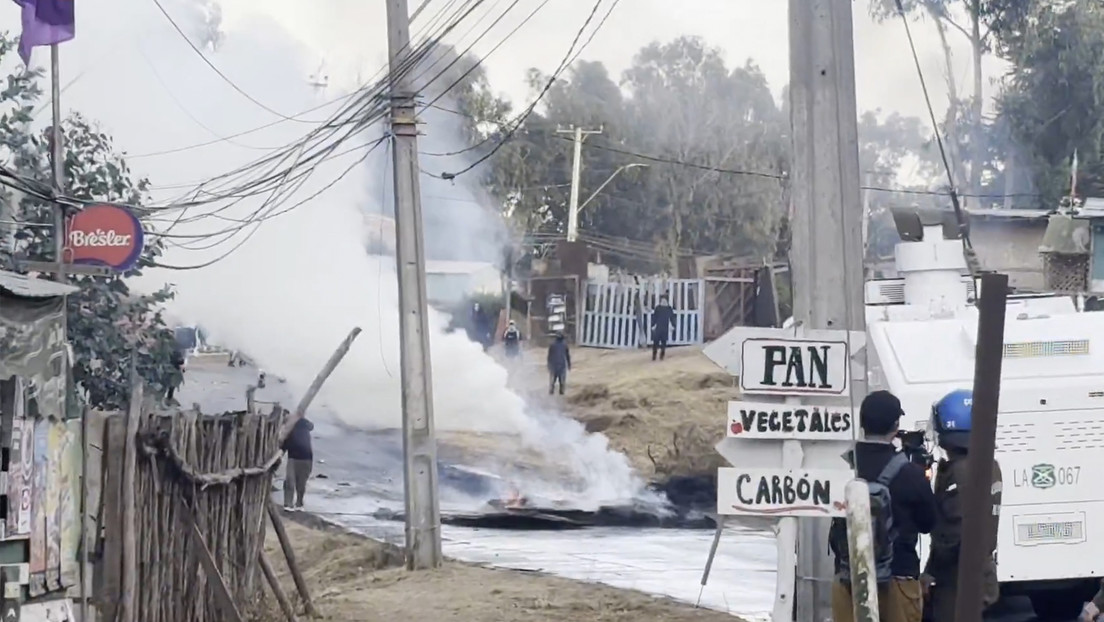 Barricadas y bombas molotov marcan el violento desalojo de una ‘megatoma’ en Chile