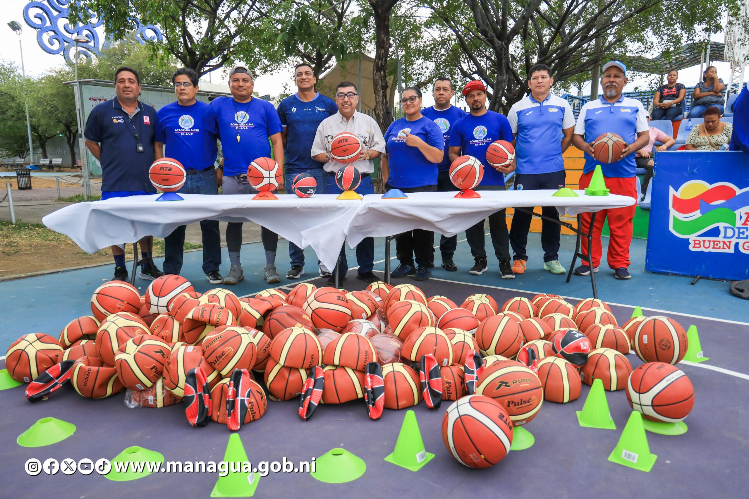 Alcaldía inaugura las clases en las academias de baloncesto para niños y adolescentes