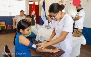 Salud preventiva llega a Villa Dignidad para detectar enfermedades renales y diabetes infantil