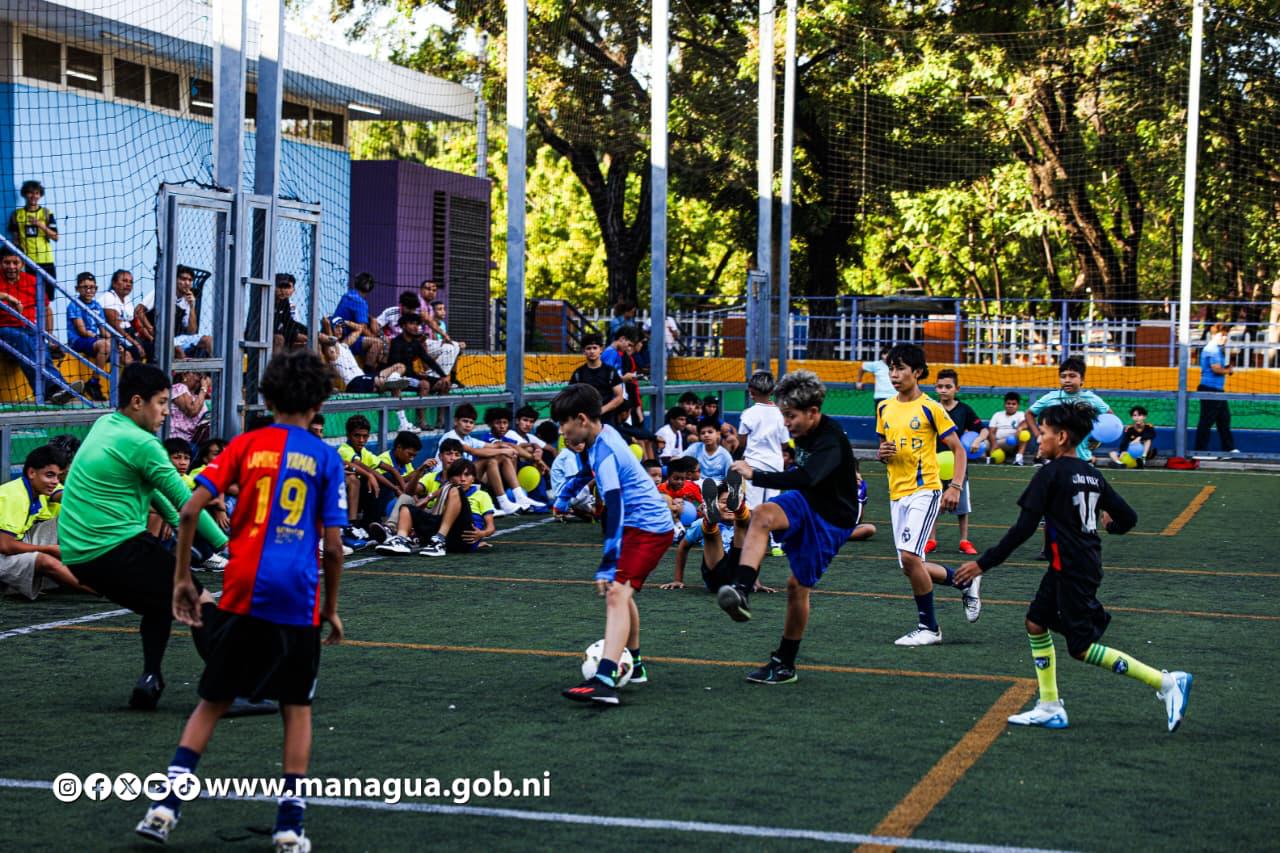 Más de 600 niños y jóvenes inician clases gratuitas en academias de fútbol de la Alcaldía