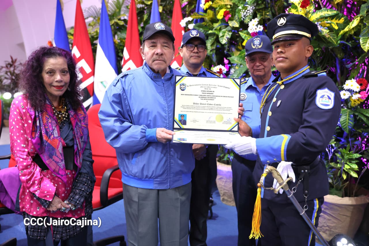 Copresidentes de Nicaragua presiden graduación de cadetes de Policía
