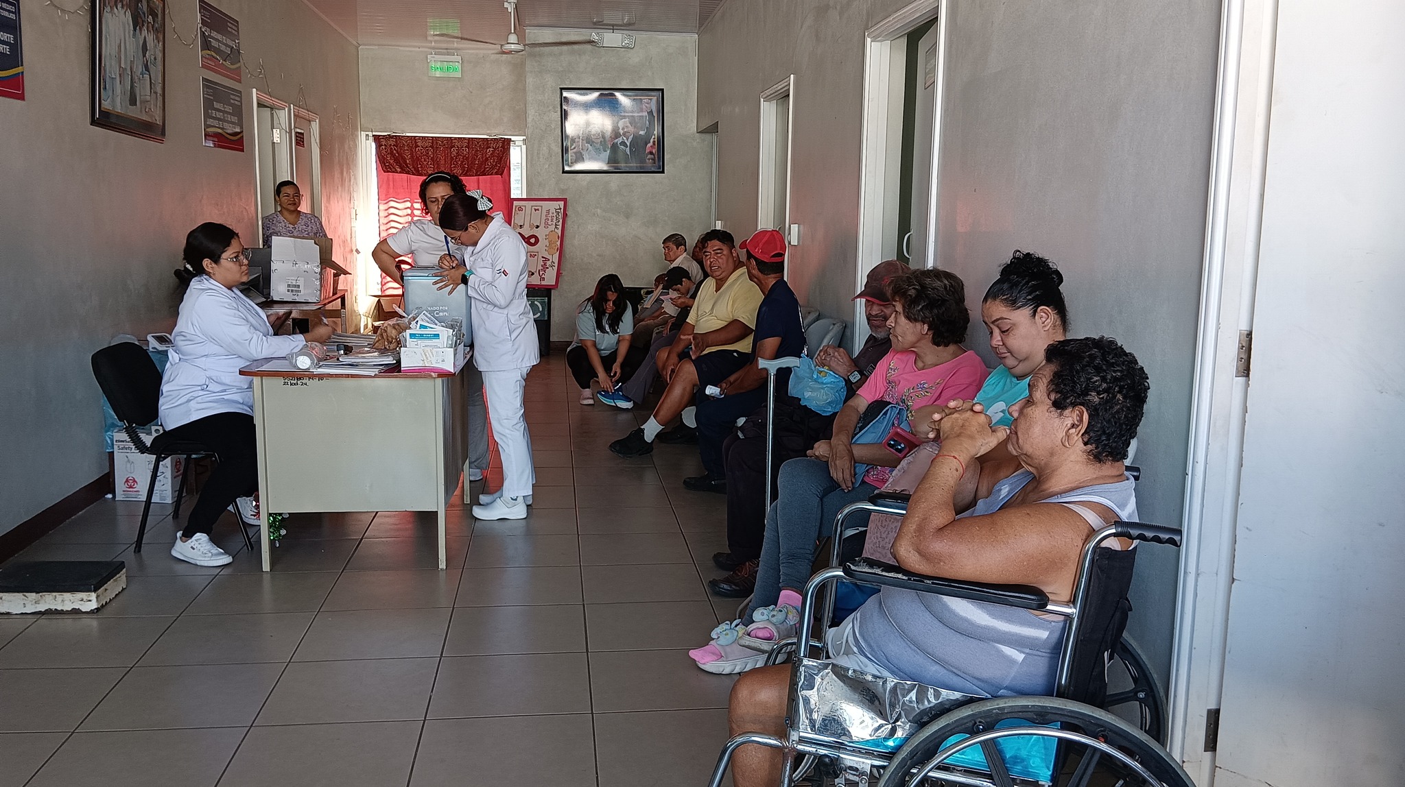 Brindan atención médica gratuita a adultos mayores del Distrito V de la capital