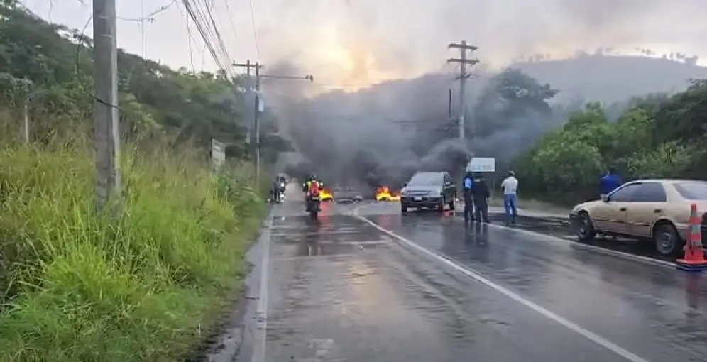Tomas de carreteras exigen recuento electoral en capital de Honduras