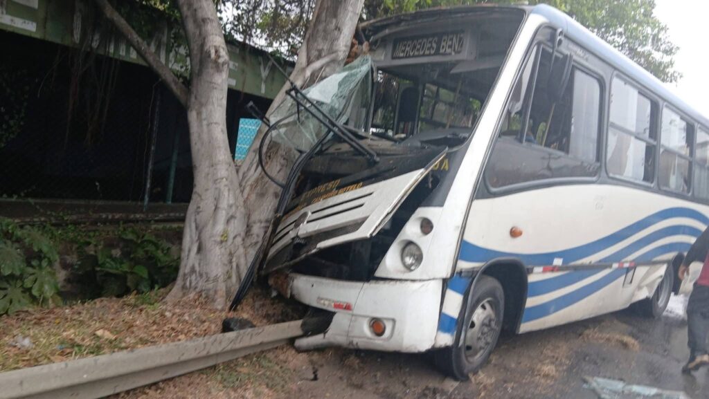 Colisión de interlocal en la Carretera Masaya-Managua deja al menos siete personas heridas