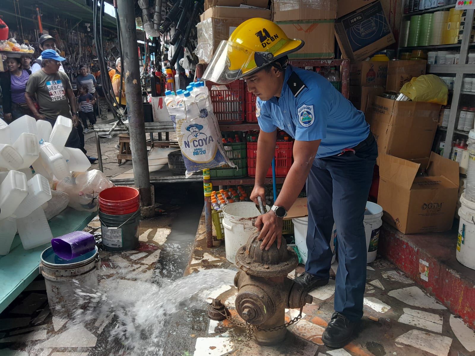 Bomberos Unidos inspeccionan hidrantes en el Mercado Oriental