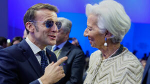 Zajárova trolea a Macron por sus "gafas mágicas" de Davos