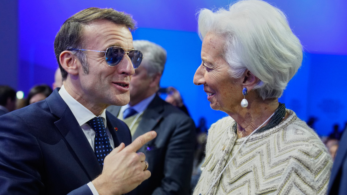 Zajárova trolea a Macron por sus “gafas mágicas” de Davos