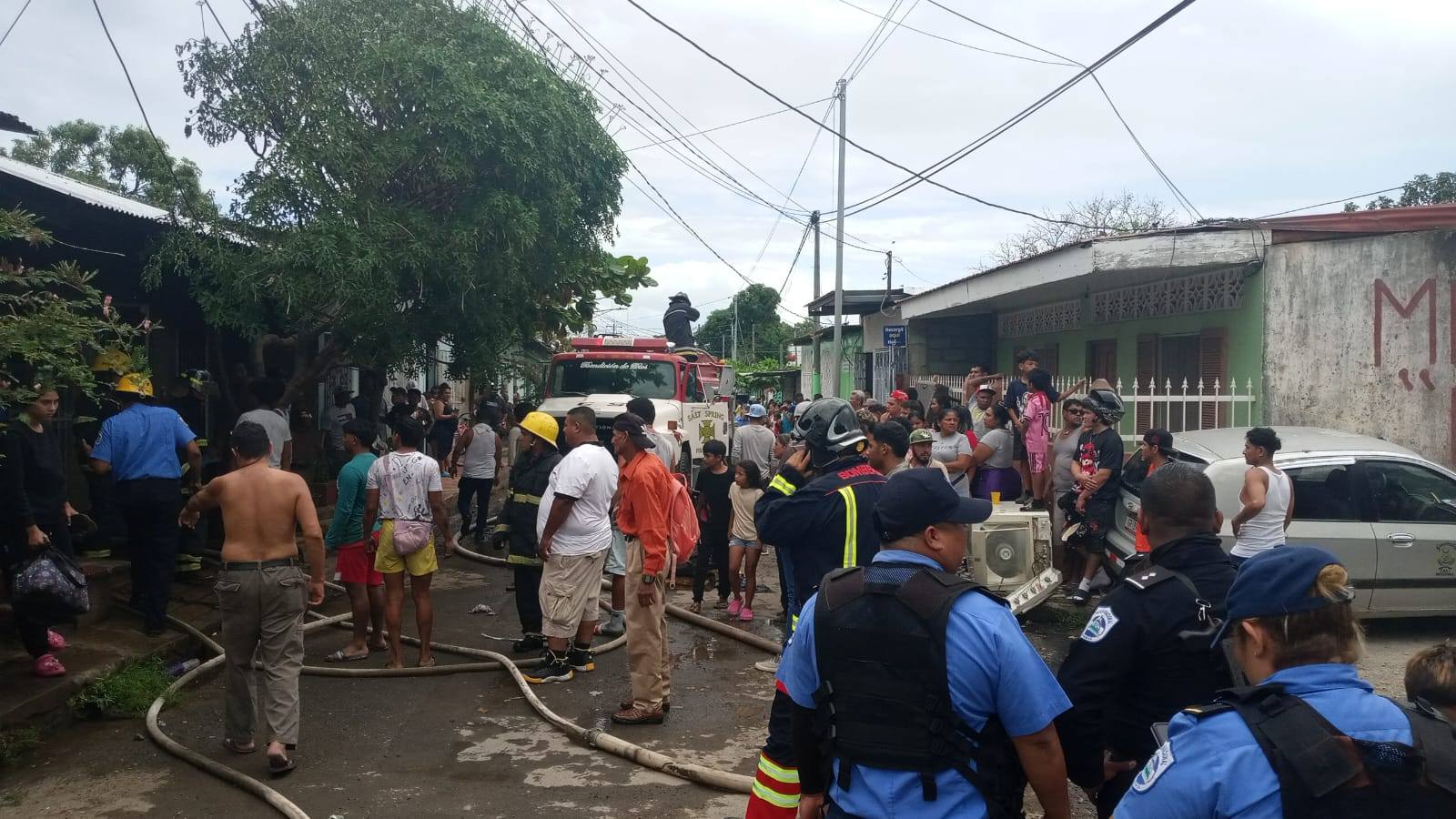 Dos viviendas resultan afectadas por un fuerte incendio en Granada