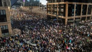 Trump envía a su 'zar de la frontera' a la ciudad donde el ICE cometió el segundo tiroteo mortal