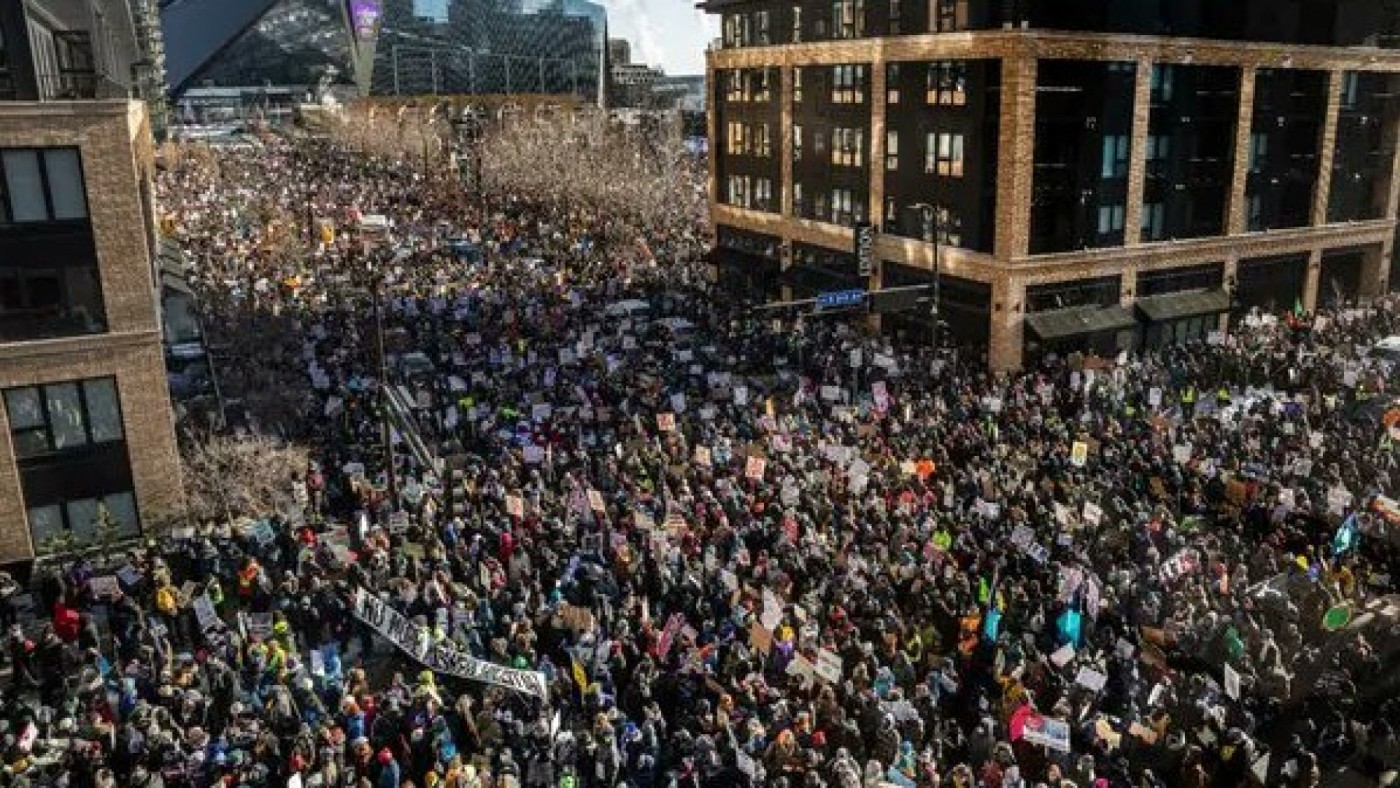 Trump envía a su ‘zar de la frontera’ a la ciudad donde el ICE cometió el segundo tiroteo mortal