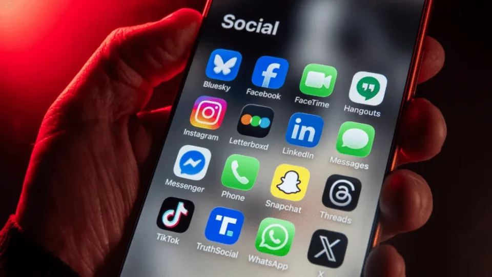 Asamblea Nacional de Francia aprueba prohibir el acceso a redes sociales a menores de 15 años