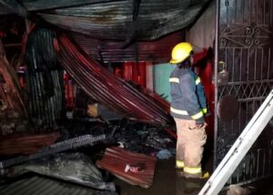 Voraz incendio en el Barrio Hugo Chávez devasta bodega con materiales de piñatas