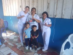 Familias del Barrio El Recreo participan en feria de salud integral