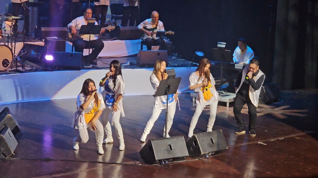 Tributo a ABBA conquista al público y colma el Teatro Nacional Rubén Darío