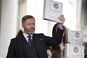 El Departamento de Justicia de EEUU publica 3 millones de páginas más de archivos de Epstein y Musk figura en ellos