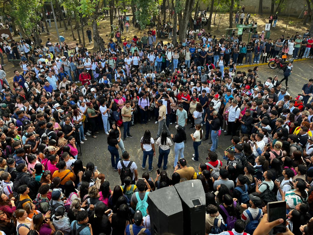 Miles de estudiantes inician clases en la Universidad en el Campo y secundaria
