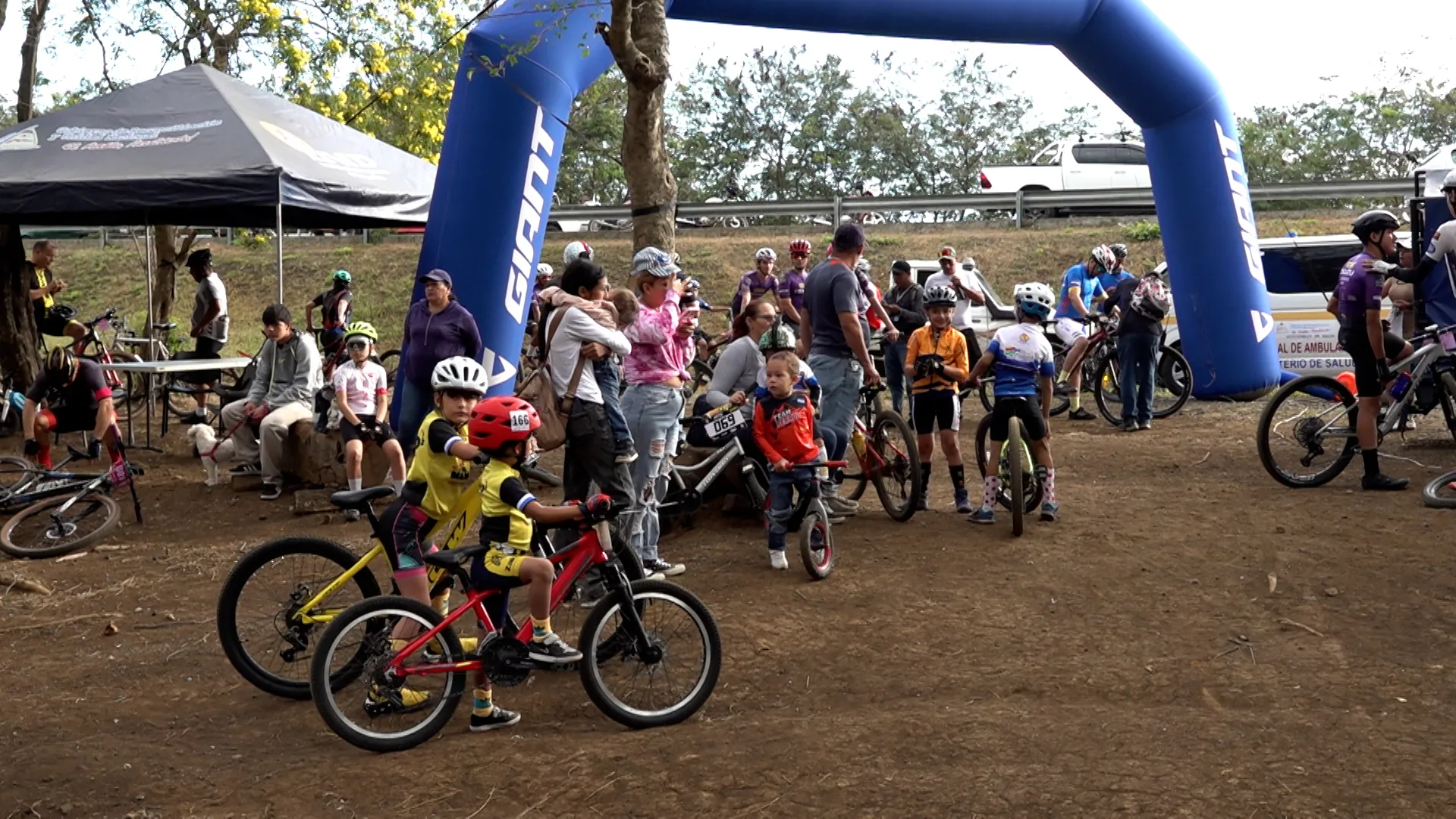 Más de 100 niños y jóvenes ciclistas inauguran el año con el Desafío del Tigre en Finca La Uva