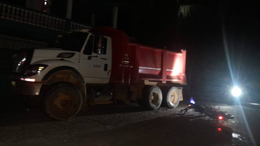 Motociclista muere tras impactar contra camión estacionado en Waspán