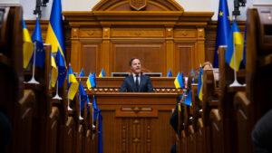 Jefe de la OTAN augura "fuerzas armadas, aviones en el aire y apoyo en el mar" en Ucrania tras acuerdo de paz