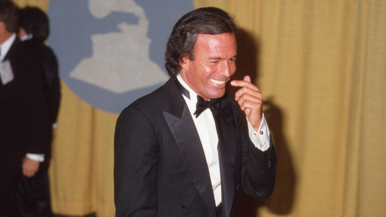 Investigan los visados de turista con los que Julio Iglesias llevó a España a sus empleadas