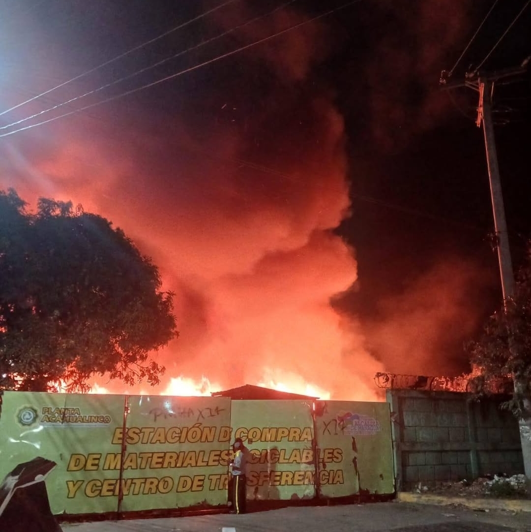 Bomberos logran controlar un fuerte incendio en vertedero del Barrio Grenada