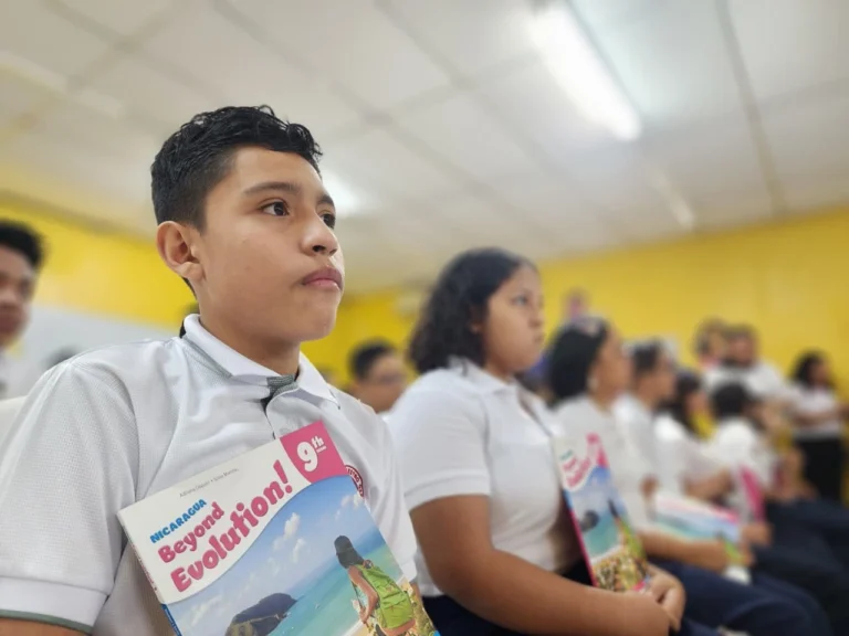 Distribuyen 60 mil textos para fortalecer la enseñanza del inglés en la educación secundaria