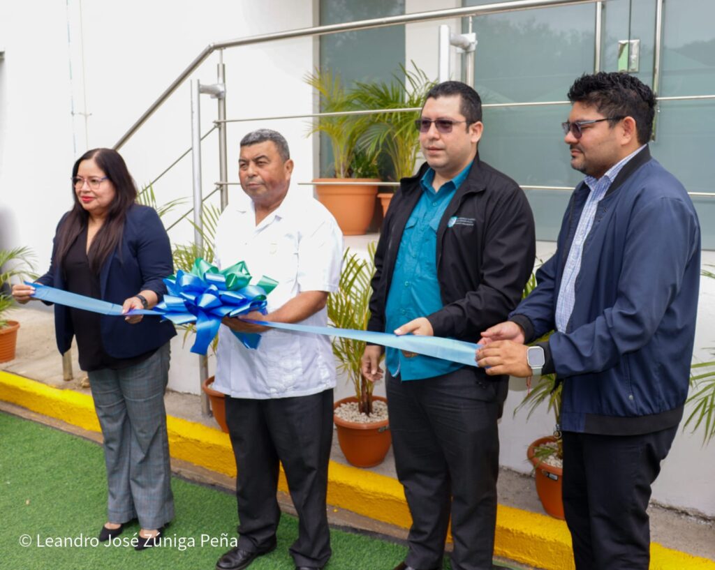 Universidad Ricardo Morales estrena moderna sala de conferencias