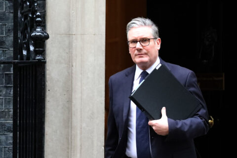 Nuevos archivos de Epstein podrían llevar a la caída del Gobierno de un aliado clave de EEUU