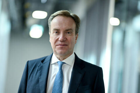 El Foro de Davos investiga a su propio presidente por sus vínculos con Epstein