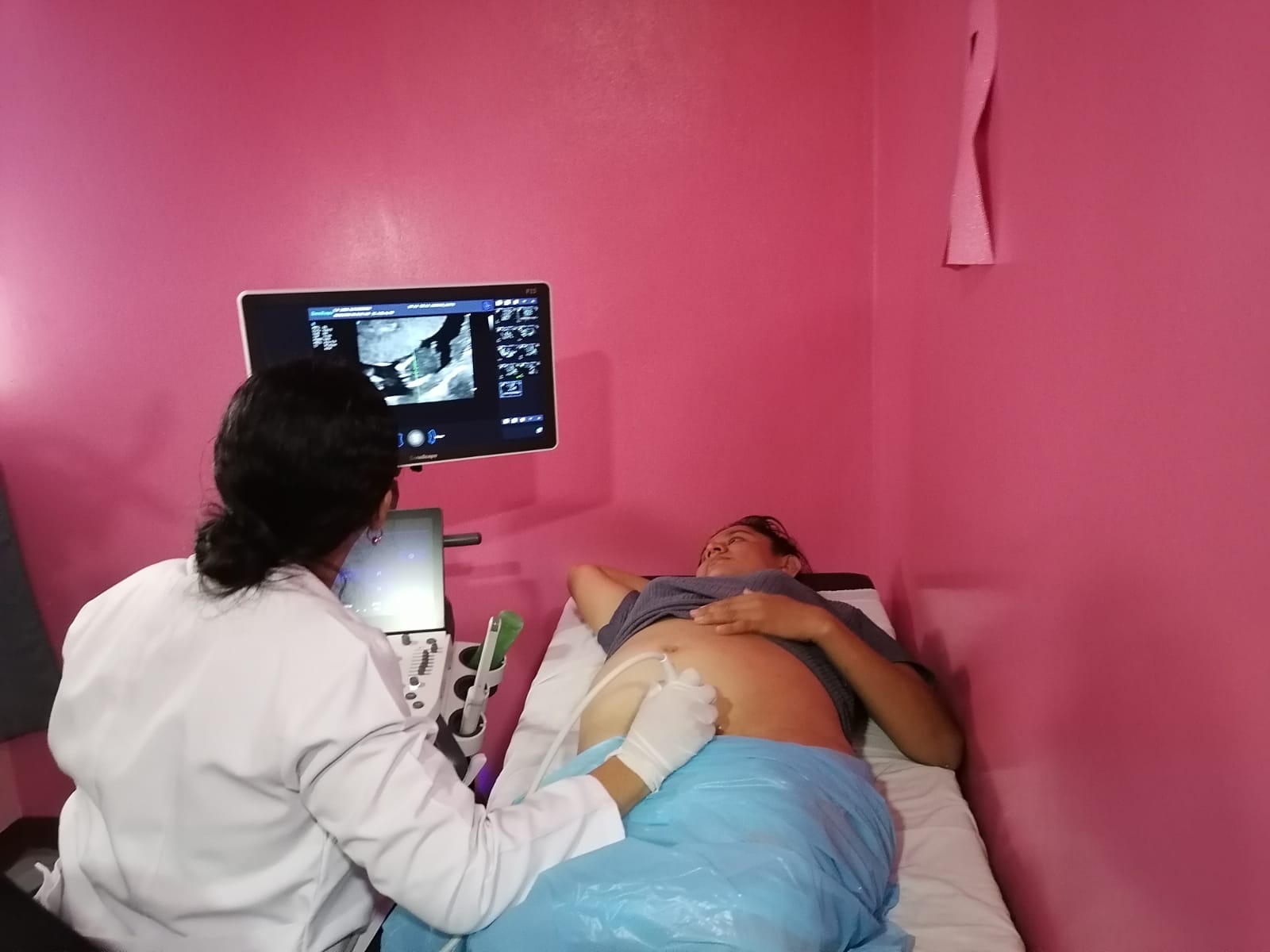 Embarazadas reciben atenciones médicas en feria de salud en Managua
