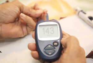 Cómo bajar azúcar en sangre en 1 minuto: el ejercicio para la glucosa que recomiendan expertos