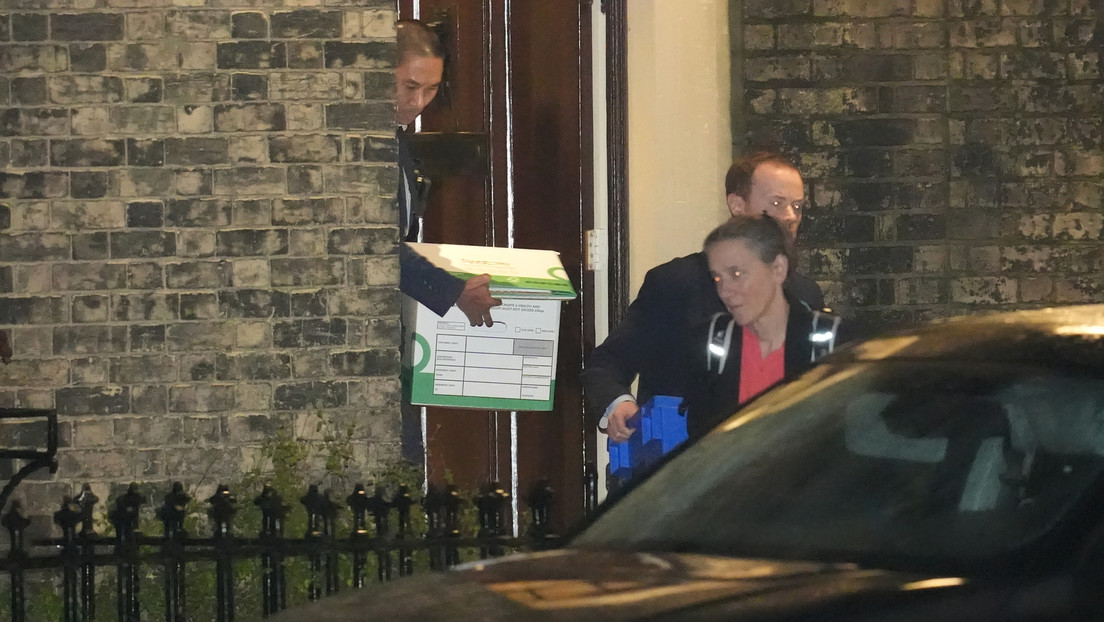 Arrasado por el escándalo Epstein: allanan la casa del exembajador británico en EEUU