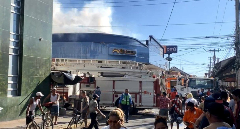 Sucursal de La Curazao toma fuego en León